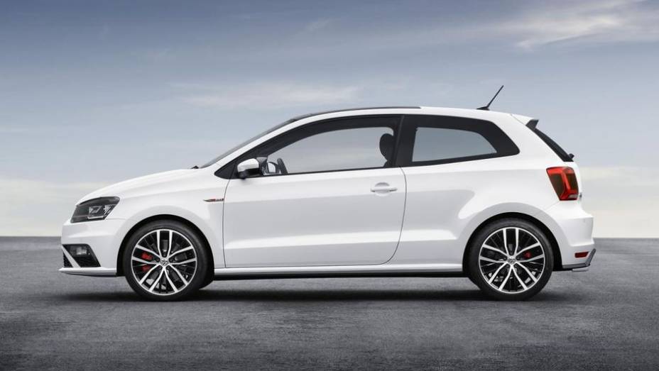 No estilo, o carro ganha novos para-choques dianteiro e traseiro com desenho mais esportivo | <a href="https://beta-develop.quatrorodas.abril.com.br/noticias/saloes/paris-2014/polo-gti-reestilizado-ganha-mais-potencia-800463.shtml" rel="migration">Leia mais</a>