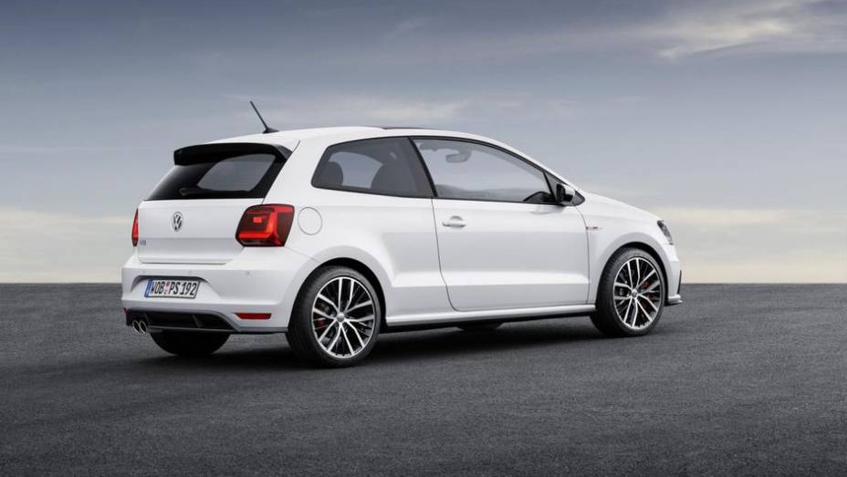 Na parte mecânica, um novo motor 1.8 de quatro cilindros é utilizado | <a href="https://beta-develop.quatrorodas.abril.com.br/noticias/saloes/paris-2014/polo-gti-reestilizado-ganha-mais-potencia-800463.shtml" rel="migration">Leia mais</a>