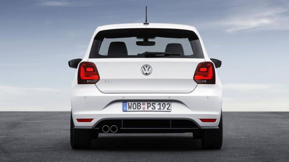 Com este conjunto de motor e câmbio o Polo GTI acelera de 0 até 100 km/h em apenas 6.7 segundos e tem velocidade máxima de 236 km/h | <a href="https://beta-develop.quatrorodas.abril.com.br/noticias/saloes/paris-2014/polo-gti-reestilizado-ganha-mais-potencia-800463.shtm" rel="migration"></a>