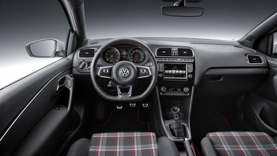 Internamente, o Polo vem com volante com base achatada... | <a href="https://beta-develop.quatrorodas.abril.com.br/noticias/saloes/paris-2014/polo-gti-reestilizado-ganha-mais-potencia-800463.shtml" rel="migration">Leia mais</a>