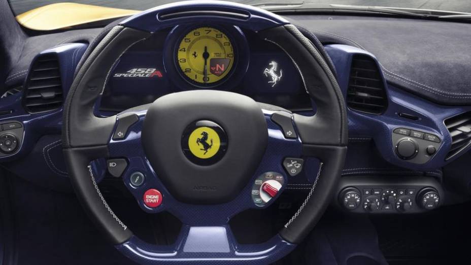 Criada para ter a melhor aerodinâmica, a Ferrari Speciale 458 Aperta possui revestimento interno nos painéis e nas portas em fibra de carbono azul | <a href="https://beta-develop.quatrorodas.abril.com.br/noticias/saloes/paris-2014/ferrari-divulga-imagens-458-speciale-a" rel="migration"></a>