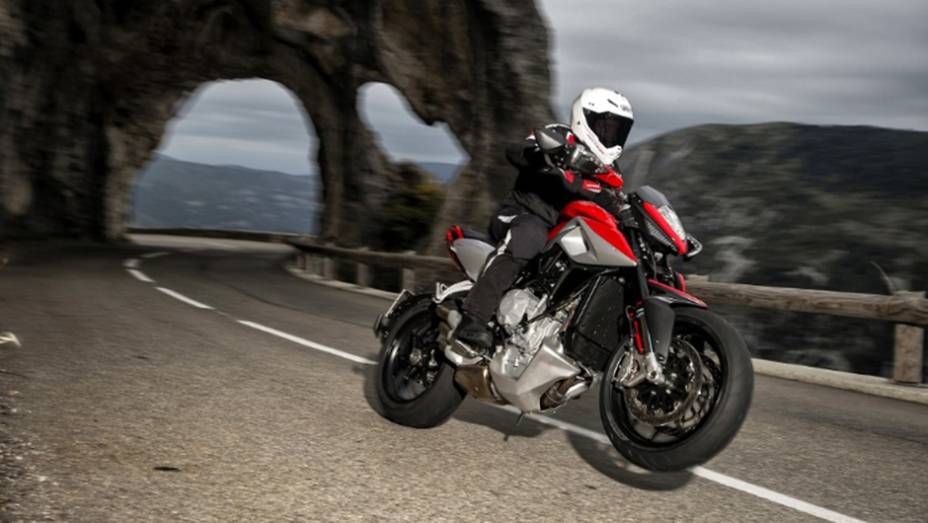 A promessa é de uma condução divertida e dinâmica | <a href="https://beta-develop.quatrorodas.abril.com.br/moto/noticias/mv-agusta-rivale-800-chega-r-55-5-mil-805118.shtml" rel="migration">Leia mais</a>