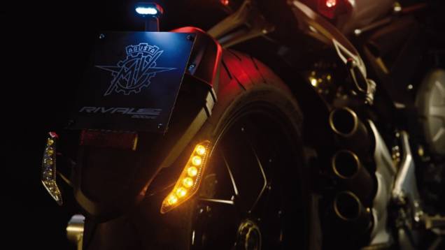 A Rivale 800 conta com motor de 798 cc de três cilindros em linha, oferecendo 125 cavalos de potência (a 12.000 rpm) e 8,6 kgfm de torque (a 8.600 rpm) | <a href="https://beta-develop.quatrorodas.abril.com.br/moto/noticias/mv-agusta-rivale-800-chega-r-55-5-mil-805118.s" rel="migration"></a> A Rivale 800 conta com motor de 798 cc de três cilindros em linha, oferecendo 125 cavalos de potência (a 12.000 rpm) e 8,6 kgfm de torque (a 8.600 rpm) | <a href="https://beta-develop.quatrorodas.abril.com.br/moto/noticias/mv-agusta-rivale-800-chega-r-55-5-mil-805118.s" rel="migration"></a>