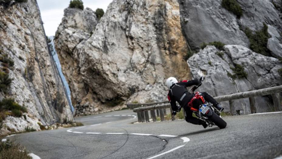 Dessa maneira, a moto alcança a velocidade máxima de 245 km/h | <a href="https://beta-develop.quatrorodas.abril.com.br/moto/noticias/mv-agusta-rivale-800-chega-r-55-5-mil-805118.shtml" rel="migration">Leia mais</a>