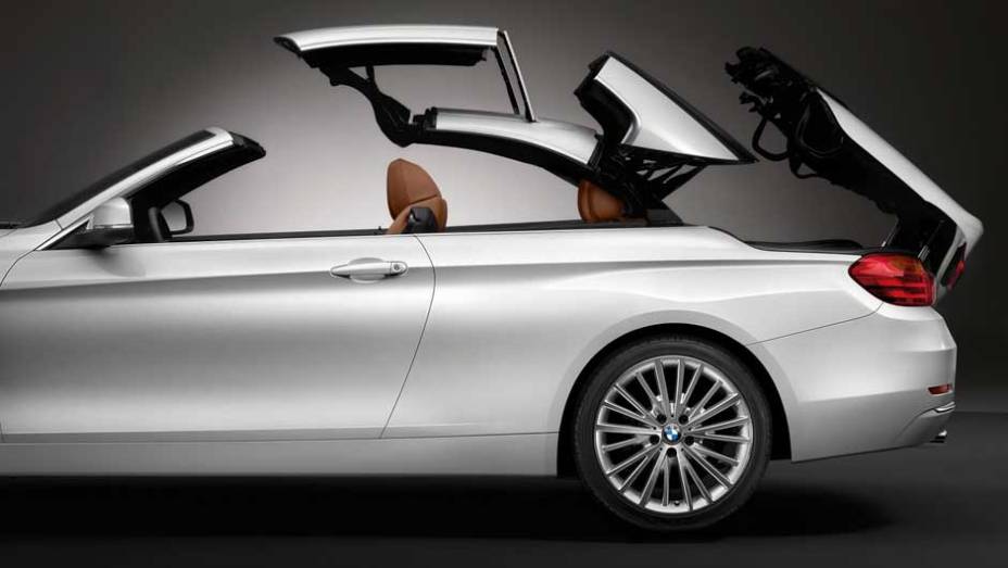 A capota se recolhe automaticamente em apenas 20 segundos | <a href="https://beta-develop.quatrorodas.abril.com.br/noticias/fabricantes/bmw-lanca-serie-4-conversivel-756972.shtml" rel="migration">Leia mais</a> A capota se recolhe automaticamente em apenas 20 segundos | <a href="https://beta-develop.quatrorodas.abril.com.br/noticias/fabricantes/bmw-lanca-serie-4-conversivel-756972.shtml" rel="migration">Leia mais</a>