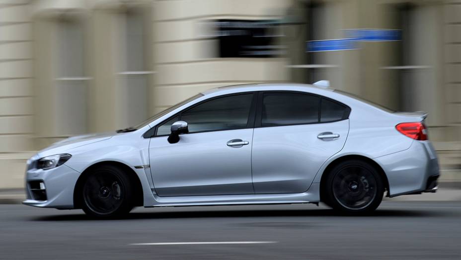 Carroceria mescla detalhes cl&aacute;ssicos com alguns elementos esportivos | <a href="https://beta-develop.quatrorodas.abril.com.br/noticias/fabricantes/subaru-apresenta-wrx-salao-automovel-806204.shtml" rel="migration">Leia mais</a>