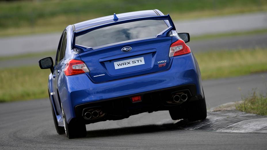 As saias laterais, as ponteiras duplas de escapamento, o aerofólio e o difusor traseiro sustentam o estilo esportivo | <a href="https://beta-develop.quatrorodas.abril.com.br/noticias/fabricantes/subaru-apresenta-wrx-salao-automovel-806204.shtml" rel="migration">Leia mais</a> As saias laterais, as ponteiras duplas de escapamento, o aerofólio e o difusor traseiro sustentam o estilo esportivo | <a href="https://beta-develop.quatrorodas.abril.com.br/noticias/fabricantes/subaru-apresenta-wrx-salao-automovel-806204.shtml" rel="migration">Leia mais</a>