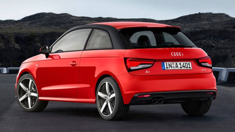 As lanternas e o para-choque tamb&eacute;m s&atilde;o novos | <a href="https://beta-develop.quatrorodas.abril.com.br/noticias/fabricantes/audi-revela-facelift-a1-2015-813957.shtml" target="_blank" rel="migration">Leia mais</a>