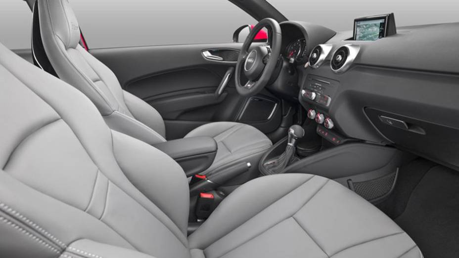 Sistema MMI agora oferece conexão sem-fio | <a href="https://beta-develop.quatrorodas.abril.com.br/noticias/fabricantes/audi-revela-facelift-a1-2015-813957.shtml" target="_blank" rel="migration">Leia mais</a> Sistema MMI agora oferece conexão sem-fio | <a href="https://beta-develop.quatrorodas.abril.com.br/noticias/fabricantes/audi-revela-facelift-a1-2015-813957.shtml" target="_blank" rel="migration">Leia mais</a>