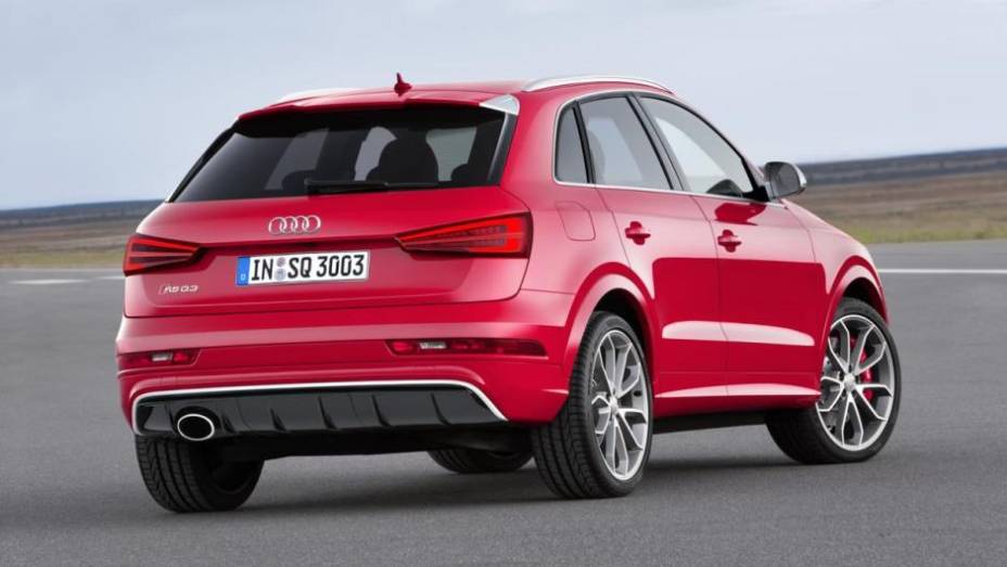 A versão de performance RS Q3, por outro lado, virá com bloco 2.5 turbo a gasolina, entregando 30 cv e 3 mkgf de torque a mais do que na linha 2014 | <a href="https://beta-develop.quatrorodas.abril.com.br/noticias/fabricantes/audi-apresenta-q3-2015-810386.shtml/" rel="migration">Leia Ma</a>