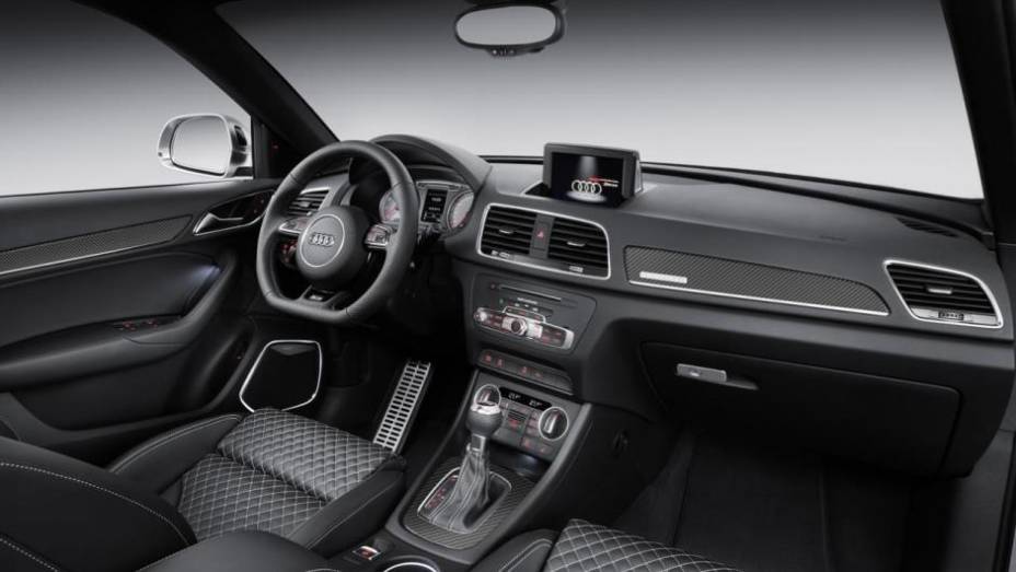 A chegada no novo Q3 às concessionárias europeias está prevista para fevereiro de 2015, com preço inicial de 29.600 euros | <a href="https://beta-develop.quatrorodas.abril.com.br/noticias/fabricantes/audi-apresenta-q3-2015-810386.shtml/" rel="migration">Leia Mais</a> A chegada no novo Q3 às concessionárias europeias está prevista para fevereiro de 2015, com preço inicial de 29.600 euros | <a href="https://beta-develop.quatrorodas.abril.com.br/noticias/fabricantes/audi-apresenta-q3-2015-810386.shtml/" rel="migration">Leia Mais</a>