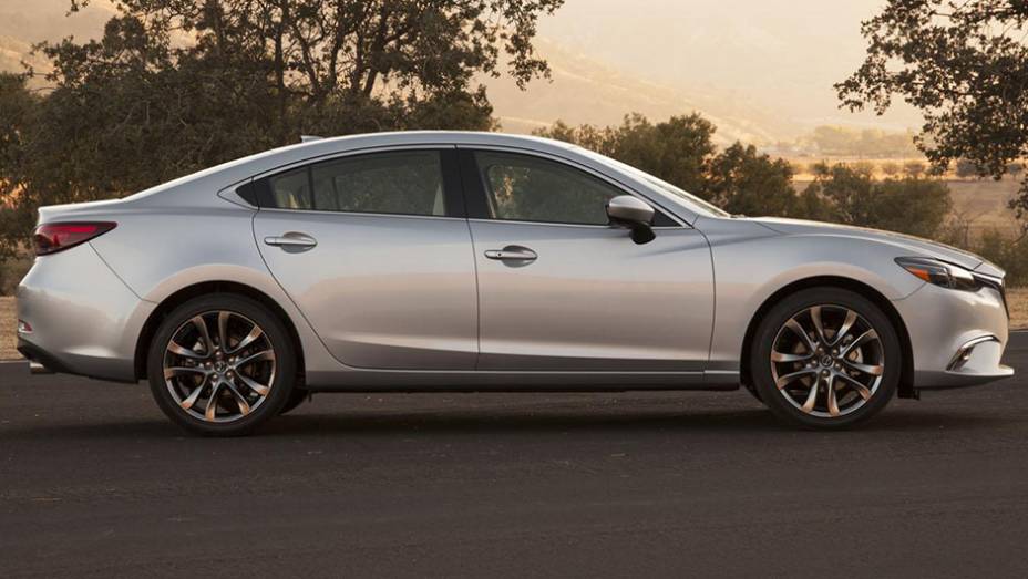 Ele chegará às concessionárias da marca nos Estados Unidos em meados do próximo ano | <a href="https://beta-develop.quatrorodas.abril.com.br/noticias/saloes/losangeles-2014/novo-mazda6-revelado-los-angeles-816379.shtml" rel="migration">Leia mais</a>