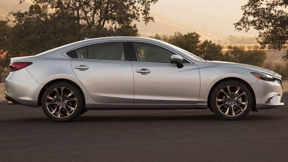 Ele chegar&aacute; &agrave;s concession&aacute;rias da marca nos Estados Unidos em meados do pr&oacute;ximo ano | <a href="https://beta-develop.quatrorodas.abril.com.br/noticias/saloes/losangeles-2014/novo-mazda6-revelado-los-angeles-816379.shtml" rel="migration">Leia mais</a>