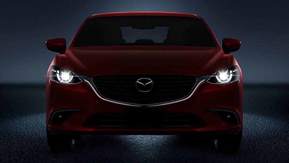 Entre as alterações, destaque para a grade frontal reestilizada e para as lanternas atualizadas | <a href="https://beta-develop.quatrorodas.abril.com.br/noticias/saloes/losangeles-2014/novo-mazda6-revelado-los-angeles-816379.shtml" rel="migration">Leia mais</a>