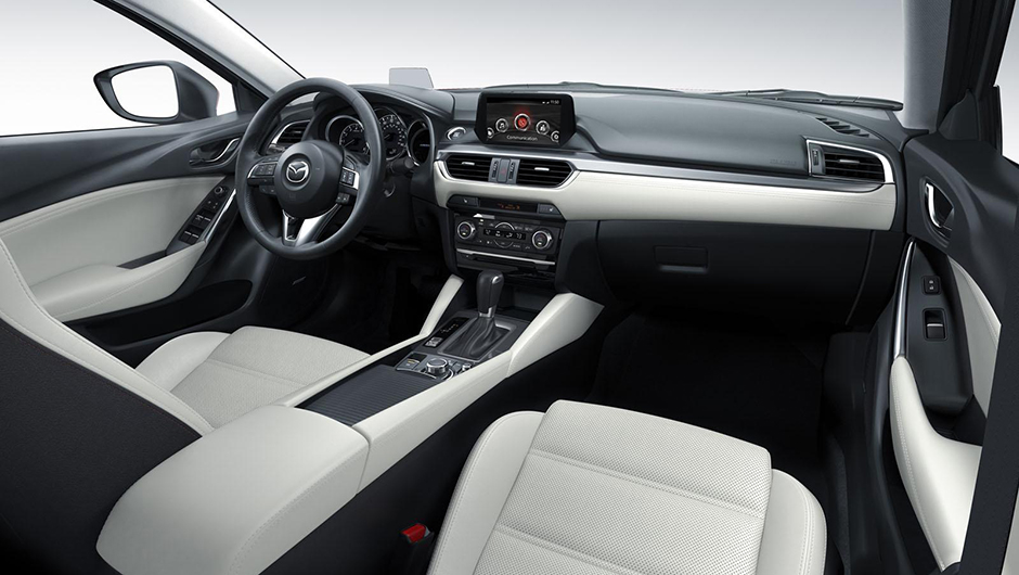 Por dentro, est&aacute; dispon&iacute;vel um novo sistema multim&iacute;dia com tela de sete polegadas | <a href="https://beta-develop.quatrorodas.abril.com.br/noticias/saloes/losangeles-2014/novo-mazda6-revelado-los-angeles-816379.shtml" rel="migration">Leia mais</a>