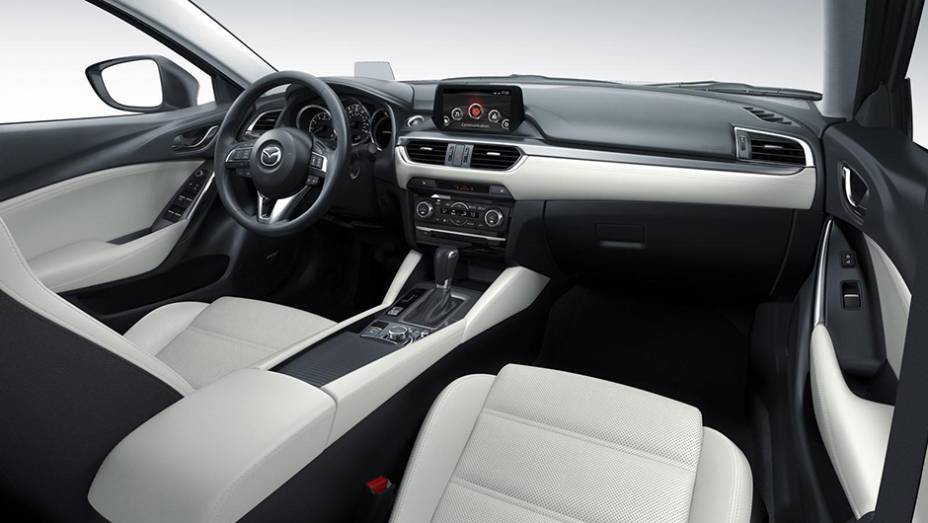 Por dentro, est&aacute; dispon&iacute;vel um novo sistema multim&iacute;dia com tela de sete polegadas | <a href="https://beta-develop.quatrorodas.abril.com.br/noticias/saloes/losangeles-2014/novo-mazda6-revelado-los-angeles-816379.shtml" rel="migration">Leia mais</a>