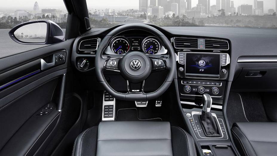 A perua vem ainda com controle de estabilidade esportivo ESC e quatro opções de perfil de pilotagem | <a href="https://beta-develop.quatrorodas.abril.com.br/noticias/saloes/losangeles-2014/volkswagen-lanca-golf-r-variant-salao-los-angeles-815737.shtml" rel="migration">Leia mais</a>