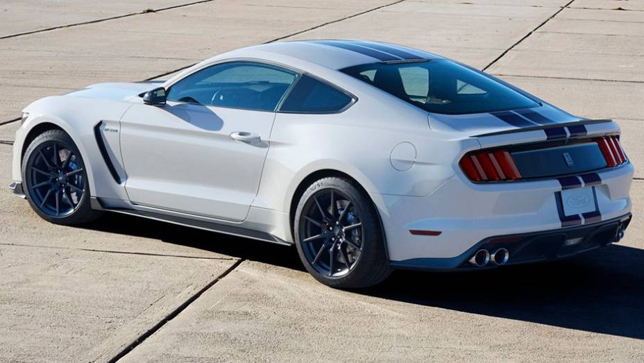 Ela vem equipada com um motor 5.2 V8 de construção diferenciada | <a href="https://beta-develop.quatrorodas.abril.com.br/noticias/fabricantes/ford-mostra-shelby-gt350-mustang-815356.shtml" rel="migration">Leia mais</a>