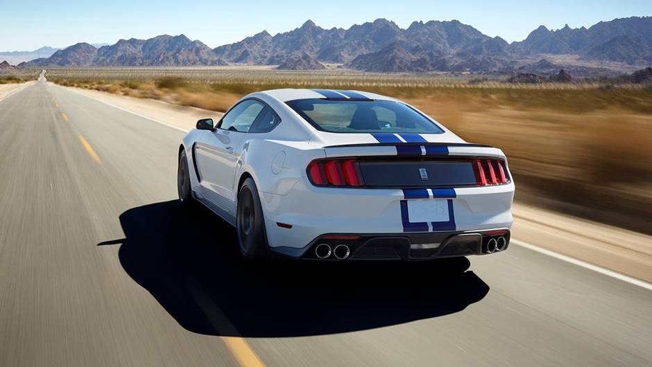 Alguns itens de s&eacute;rie trazidos pelo Shelby GT350 Mustang s&atilde;o cap&ocirc; de alum&iacute;nio, rodas de liga-leve de 19 polegadas revestidas com pneus Michelin Pilot Super Sport... | <a href="https://beta-develop.quatrorodas.abril.com.br/noticias/fabricantes/ford-mostra-shelby-gt350-mu" rel="migration"></a>