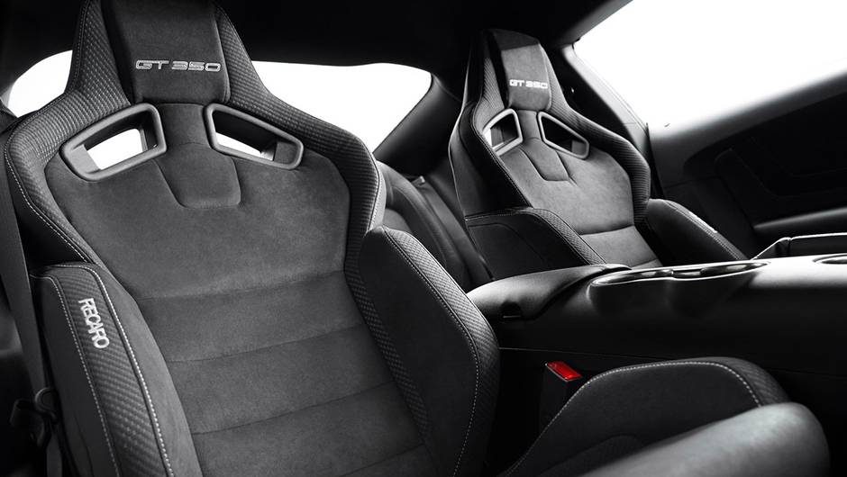 ...grade em fibra de carbono e difusor traseiro, controles de estabilidade e tra&ccedil;&atilde;o e bancos esportivos Recaro | <a href="https://beta-develop.quatrorodas.abril.com.br/noticias/fabricantes/ford-mostra-shelby-gt350-mustang-815356.shtml" rel="migration">Leia mais</a>