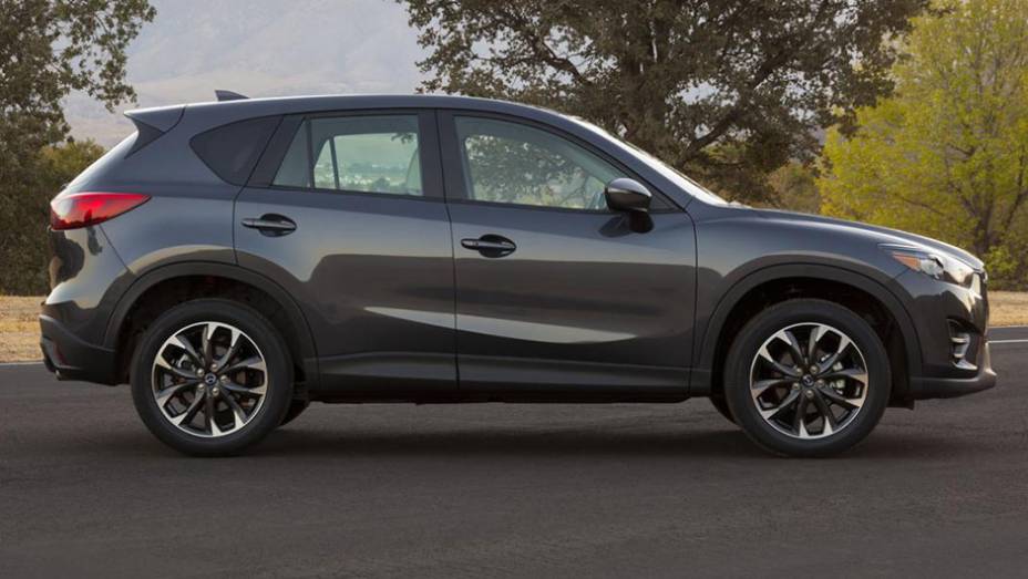 ...além de novas rodas de liga-leve de 19 polegadas e duas novas cores de carroceria | <a href="https://beta-develop.quatrorodas.abril.com.br/noticias/saloes/losangeles-2014/mazda-cx-5-apresentado-816243.shtml" rel="migration">Leia mais</a>