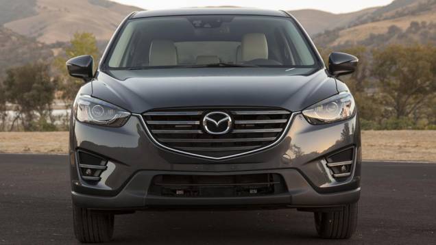 Por fora, as modifica&ccedil;&otilde;es s&atilde;o mais modestas, com a introdu&ccedil;&atilde;o de uma nova grade frontal e de far&oacute;is reestilizado... | <a href="https://beta-develop.quatrorodas.abril.com.br/noticias/saloes/losangeles-2014/mazda-cx-5-apresentado-816243.shtml" rel="migration">Leia mais</a>