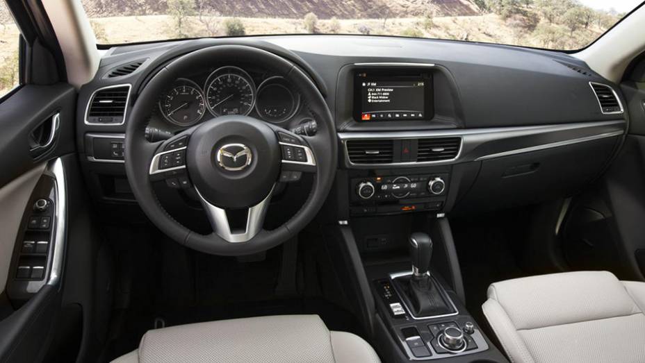 Na cabine do CX-5, as mudanças são mais sensíveis, com a utilização de materiais de melhor nível no revestimento, novo console central... | <a href="https://beta-develop.quatrorodas.abril.com.br/noticias/saloes/losangeles-2014/mazda-cx-5-apresentado-816243.shtml" rel="migration">Leia ma</a>