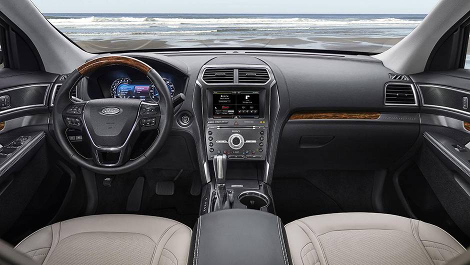 Por dentro, os materiais utilizados no revestimento s&atilde;o de qualidade superior aos do modelo atual | <a href="https://beta-develop.quatrorodas.abril.com.br/noticias/saloes/losangeles-2014/ford-mostra-facelift-explorer-816142.shtml" rel="migration">Leia mais</a>