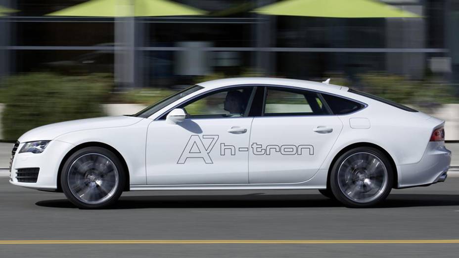 Trata-se de um protótipo que mescla duas tecnologias "verdes": a dos motores elétricos e a da célula de combustível a hidrogênio | <a href="https://beta-develop.quatrorodas.abril.com.br/noticias/saloes/losangeles-2014/audi-oficializa-a7-h-tron-quattro-concept-816155.sht" rel="migration"></a> Trata-se de um protótipo que mescla duas tecnologias "verdes": a dos motores elétricos e a da célula de combustível a hidrogênio | <a href="https://beta-develop.quatrorodas.abril.com.br/noticias/saloes/losangeles-2014/audi-oficializa-a7-h-tron-quattro-concept-816155.sht" rel="migration"></a>