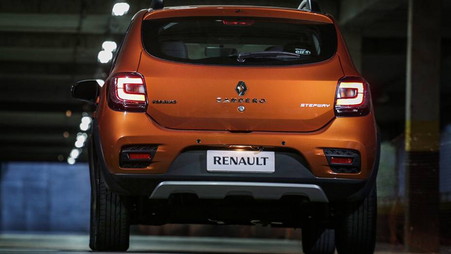 O Stepway também se diferencia do Sandero convencional, entre outros detalhes, por ser quatro centímetros mais alto em relação ao solo | <a href="https://beta-develop.quatrorodas.abril.com.br/noticias/fabricantes/novo-renault-sandero-stepway-sai-r-48-650-816141.shtml" rel="migration">Le</a>