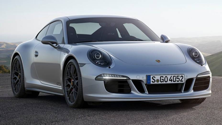 A Porsche aproveita o Salão de Los Angeles para exibir o novo 911 GTS | <a href="https://beta-develop.quatrorodas.abril.com.br/noticias/saloes/losangeles-2014/porsche-exibe-911-gts-los-angeles-816517.shtml" rel="migration">Leia mais</a>