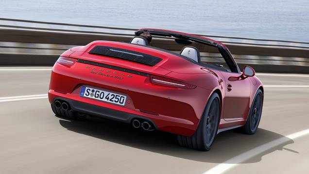 Em termos de motorização, o 911 GTS é equipado com bloco 3.8 de seis cilindros, oferecendo 430 cavalos de potência | <a href="https://beta-develop.quatrorodas.abril.com.br/noticias/saloes/losangeles-2014/porsche-exibe-911-gts-los-angeles-816517.shtml" rel="migration">Leia mais</a> Em termos de motorização, o 911 GTS é equipado com bloco 3.8 de seis cilindros, oferecendo 430 cavalos de potência | <a href="https://beta-develop.quatrorodas.abril.com.br/noticias/saloes/losangeles-2014/porsche-exibe-911-gts-los-angeles-816517.shtml" rel="migration">Leia mais</a>