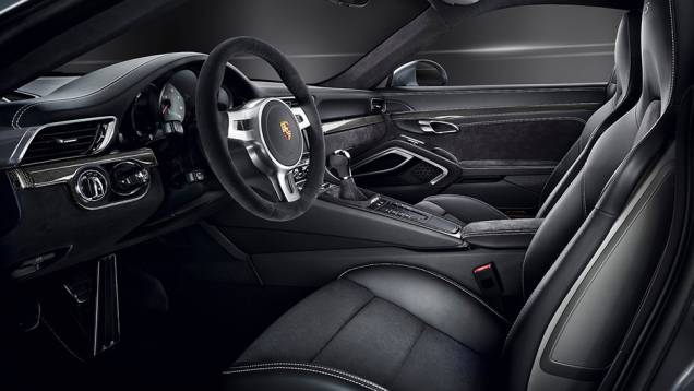 A velocidade máxima é de 306 km/h (conversível: 300 km/h) | <a href="https://beta-develop.quatrorodas.abril.com.br/noticias/saloes/losangeles-2014/porsche-exibe-911-gts-los-angeles-816517.shtml" rel="migration">Leia mais</a> A velocidade máxima é de 306 km/h (conversível: 300 km/h) | <a href="https://beta-develop.quatrorodas.abril.com.br/noticias/saloes/losangeles-2014/porsche-exibe-911-gts-los-angeles-816517.shtml" rel="migration">Leia mais</a>