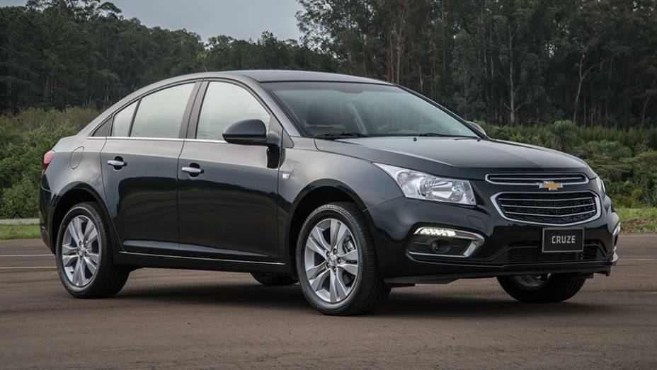 A Chevrolet lança oficialmente o Cruze 2015, nas carrocerias sedã e hatch (Sport6) | <a href="https://beta-develop.quatrorodas.abril.com.br/noticias/fabricantes/chevrolet-cruze-2015-lancado-817777.shtml" rel="migration">Leia mais</a>