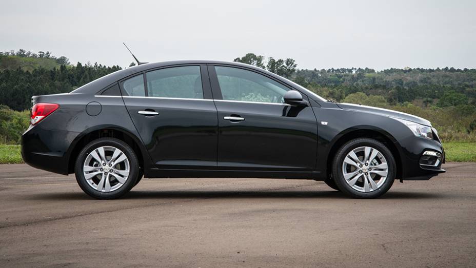 Em termos de design, o Cruze passa a ostentar o mesmo padr&atilde;o global j&aacute; introduzido em outros pa&iacute;ses | <a href="https://beta-develop.quatrorodas.abril.com.br/noticias/fabricantes/chevrolet-cruze-2015-lancado-817777.shtml" rel="migration">Leia mais</a>