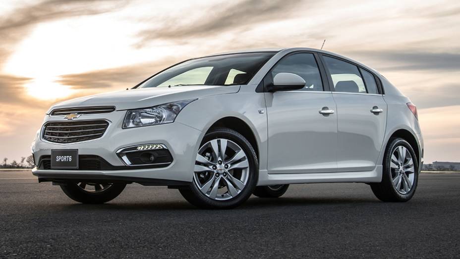 A grade frontal foi atualizada, com direito a barras cromadas na versão LTZ, e o para-choque dianteiro também foi redesenhado | <a href="https://beta-develop.quatrorodas.abril.com.br/noticias/fabricantes/chevrolet-cruze-2015-lancado-817777.shtml" rel="migration">Leia mais</a> A grade frontal foi atualizada, com direito a barras cromadas na versão LTZ, e o para-choque dianteiro também foi redesenhado | <a href="https://beta-develop.quatrorodas.abril.com.br/noticias/fabricantes/chevrolet-cruze-2015-lancado-817777.shtml" rel="migration">Leia mais</a>