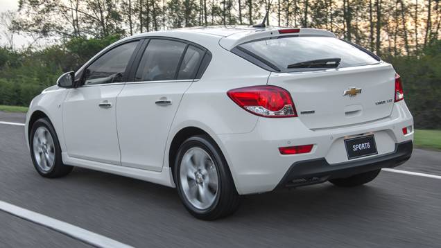 Sob o capô, o motor 1.8 flex segue oferecendo 144 cavalos de potência quando abastecido com etanol, mas, de acordo com a Chevrolet, ele foi recalibrado | <a href="https://beta-develop.quatrorodas.abril.com.br/noticias/fabricantes/chevrolet-cruze-2015-lancado-817777.shtm" rel="migration"></a> Sob o capô, o motor 1.8 flex segue oferecendo 144 cavalos de potência quando abastecido com etanol, mas, de acordo com a Chevrolet, ele foi recalibrado | <a href="https://beta-develop.quatrorodas.abril.com.br/noticias/fabricantes/chevrolet-cruze-2015-lancado-817777.shtm" rel="migration"></a>