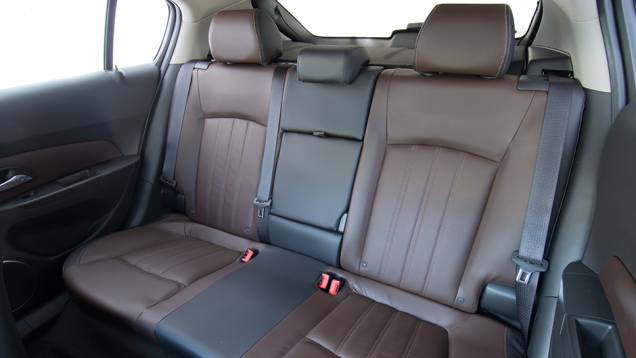 Cintos de segurança de três pontos para todos os ocupantes marcam presença | <a href="https://beta-develop.quatrorodas.abril.com.br/noticias/fabricantes/chevrolet-cruze-2015-lancado-817777.shtml" rel="migration">Leia mais</a> Cintos de segurança de três pontos para todos os ocupantes marcam presença | <a href="https://beta-develop.quatrorodas.abril.com.br/noticias/fabricantes/chevrolet-cruze-2015-lancado-817777.shtml" rel="migration">Leia mais</a>