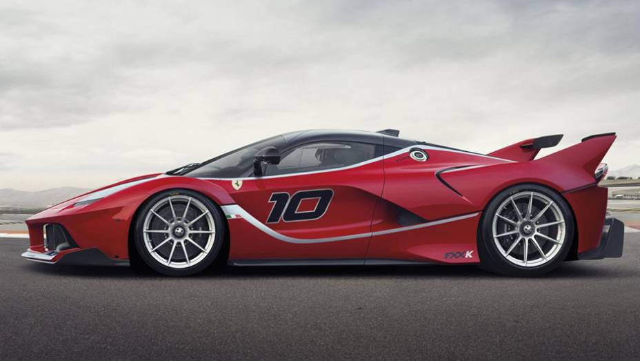 O superesportivo é uma evolução da LaFerrari, e apresenta o famoso sistema de recuperação de energia cinética | <a href="https://beta-develop.quatrorodas.abril.com.br/noticias/fabricantes/ferrari-revela-especificacoes-nova-ferrari-fxx-819081.shtml" rel="migration">Leia mais</a>