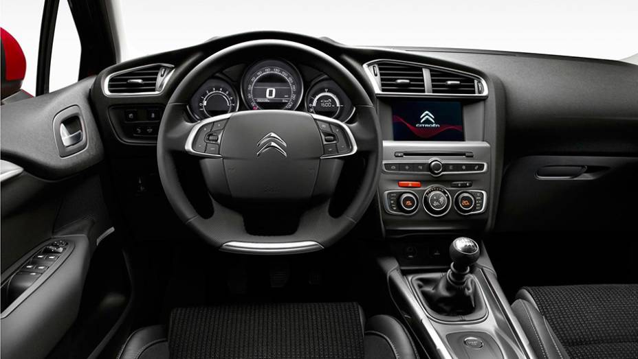 Por dentro, foi introduzido um novo sistema multim&iacute;dia, com tela sens&iacute;vel ao toque de sete polegadas | <a href="https://beta-develop.quatrorodas.abril.com.br/noticias/fabricantes/citroen-promove-facelift-c4-europa-820030.shtml" rel="migration">Leia mais</a>