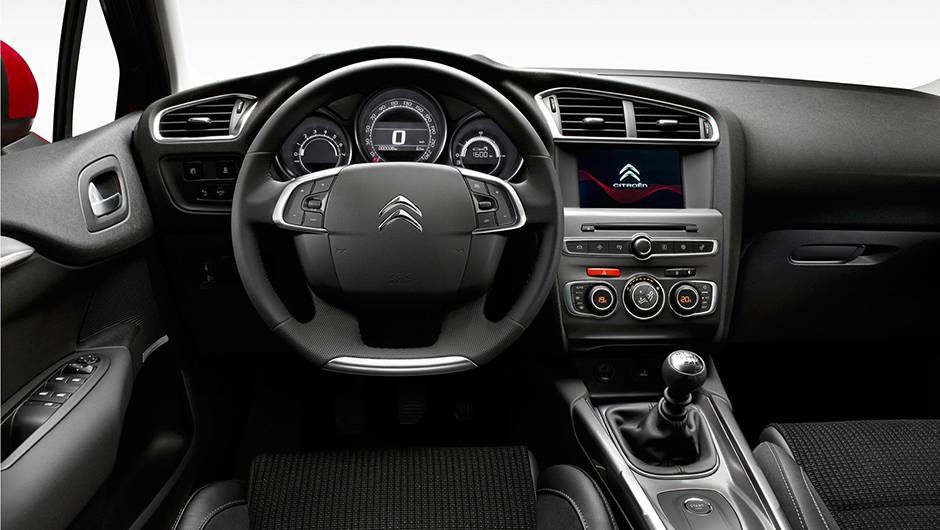 Por dentro, foi introduzido um novo sistema multim&iacute;dia, com tela sens&iacute;vel ao toque de sete polegadas | <a href="https://beta-develop.quatrorodas.abril.com.br/noticias/fabricantes/citroen-promove-facelift-c4-europa-820030.shtml" rel="migration">Leia mais</a>