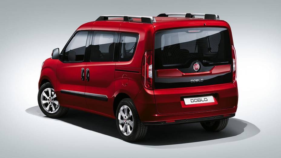 As lanternas traseiras tamb&eacute;m ganharam um novo desenho, assim como o porta-malas, que n&atilde;o abre mais no estilo "balc&atilde;o" | <a href="https://beta-develop.quatrorodas.abril.com.br/noticias/fabricantes/fiat-divulga-doblo-2015-820131.shtml" rel="migration">Leia mais</a>