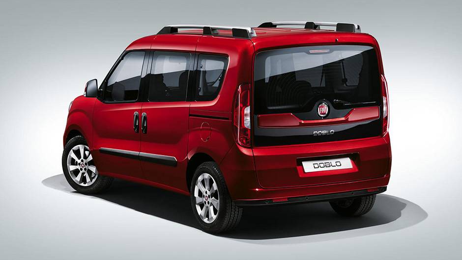 As lanternas traseiras tamb&eacute;m ganharam um novo desenho, assim como o porta-malas, que n&atilde;o abre mais no estilo "balc&atilde;o" | <a href="https://beta-develop.quatrorodas.abril.com.br/noticias/fabricantes/fiat-divulga-doblo-2015-820131.shtml" rel="migration">Leia mais</a>