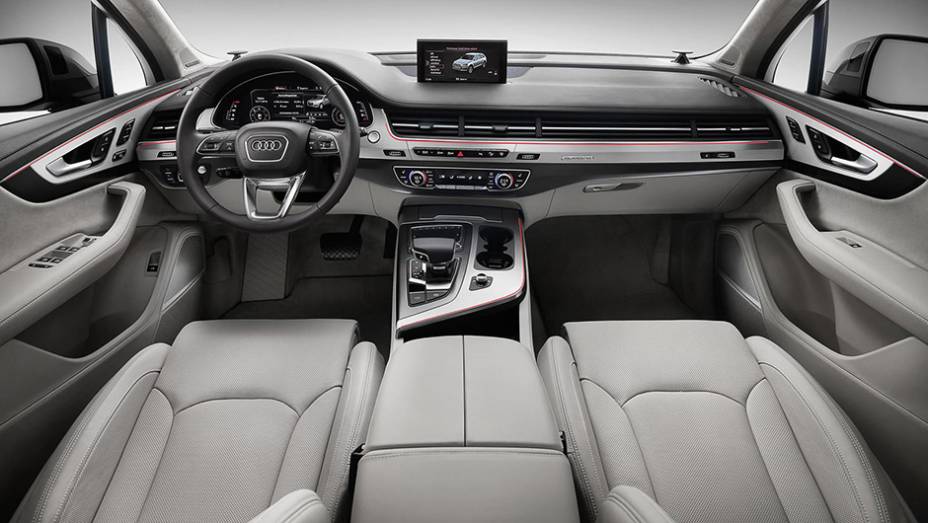 O painel multim&iacute;dia agora vem acoplado na parte superior do console e n&atilde;o mais no centro | <a href="https://beta-develop.quatrorodas.abril.com.br/noticias/saloes/detroit-2015/vazam-imagens-novo-audi-q7-820180.shtml" rel="migration">Leia mais</a>