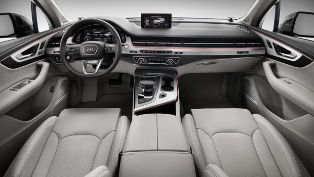 O painel multim&iacute;dia agora vem acoplado na parte superior do console e n&atilde;o mais no centro | <a href="https://beta-develop.quatrorodas.abril.com.br/noticias/saloes/detroit-2015/vazam-imagens-novo-audi-q7-820180.shtml" rel="migration">Leia mais</a>