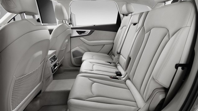 O p&uacute;blico poder&aacute; v&ecirc;-lo no Sal&atilde;o de Detroit de 2015 | <a href="https://beta-develop.quatrorodas.abril.com.br/noticias/saloes/detroit-2015/vazam-imagens-novo-audi-q7-820180.shtml" rel="migration">Leia mais</a>