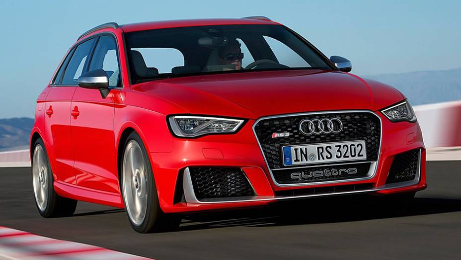 O modelo tem tração integral, transmissão de sete velocidades S-tronic e dupla embreagem | <a href="https://beta-develop.quatrorodas.abril.com.br/noticias/fabricantes/audi-divulga-rs3-sportback-2015-820188.shtml" rel="migration">Leia mais</a>