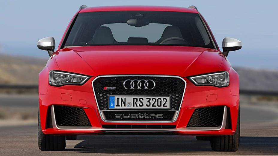 No interior, o novo RS3 Sportback traz bancos esportivos em couro Nappa, volante com base achatada e costura contrastante | <a href="https://beta-develop.quatrorodas.abril.com.br/noticias/fabricantes/audi-divulga-rs3-sportback-2015-820188.shtml" rel="migration">Leia mais</a>