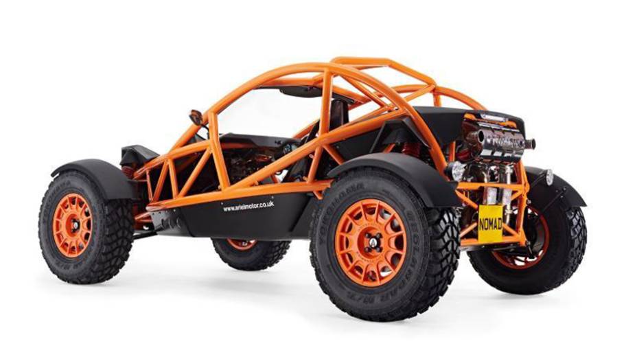 O modelo conta com altura elevada em relação ao solo, pneus off-road, suspensão diferenciada, rodas de liga-leve maiores | <a href="https://beta-develop.quatrorodas.abril.com.br/noticias/fabricantes/ariel-nomad-revelado-822660.shtml" rel="migration">Leia mais</a>