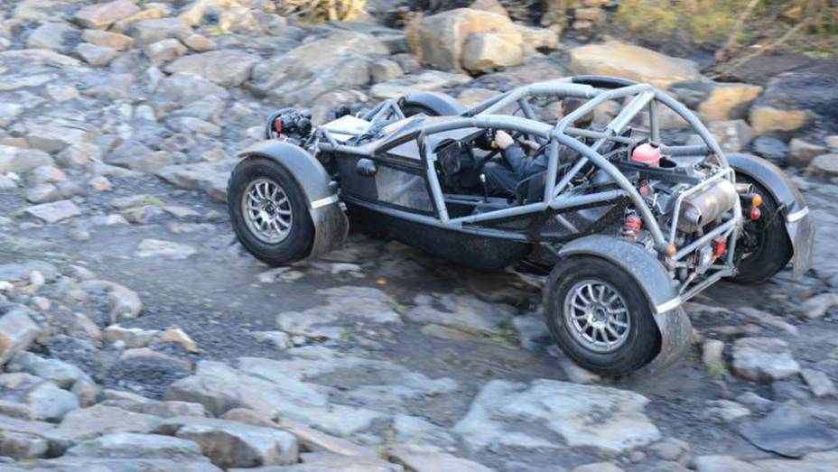 Em termos de motorização, o Ariel Nomad é equipado com um bloco 2.4 de quatro cilindros originário da Honda, oferecendo 235 cavalos de potência e 30,59 mkgf de torque | <a href="https://beta-develop.quatrorodas.abril.com.br/noticias/fabricantes/ariel-nomad-revelado-8226" rel="migration"></a>